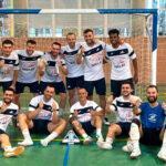 Foto de equipo de fútbol sala patrocinado por nuestra empresa de construcción. Grupo de jugadores delante de una portería