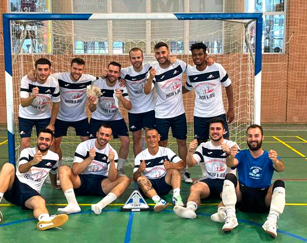 Foto de equipo de fútbol sala patrocinado por nuestra empresa de construcción. Grupo de jugadores delante de una portería