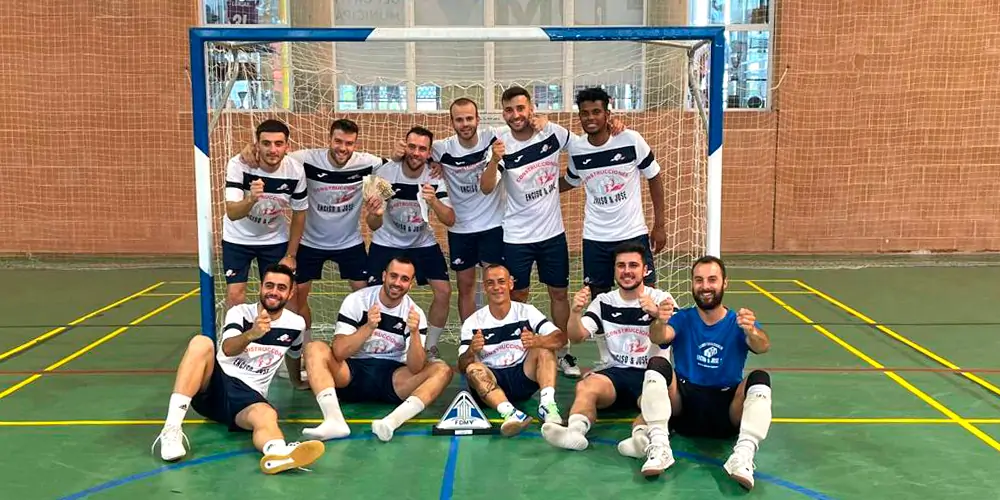 Foto de equipo de fútbol sala patrocinado por nuestra empresa de construcción. Grupo de jugadores delante de una portería