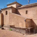 Vista lateral del santuario en donde se ve un pequeño tejado nuevo