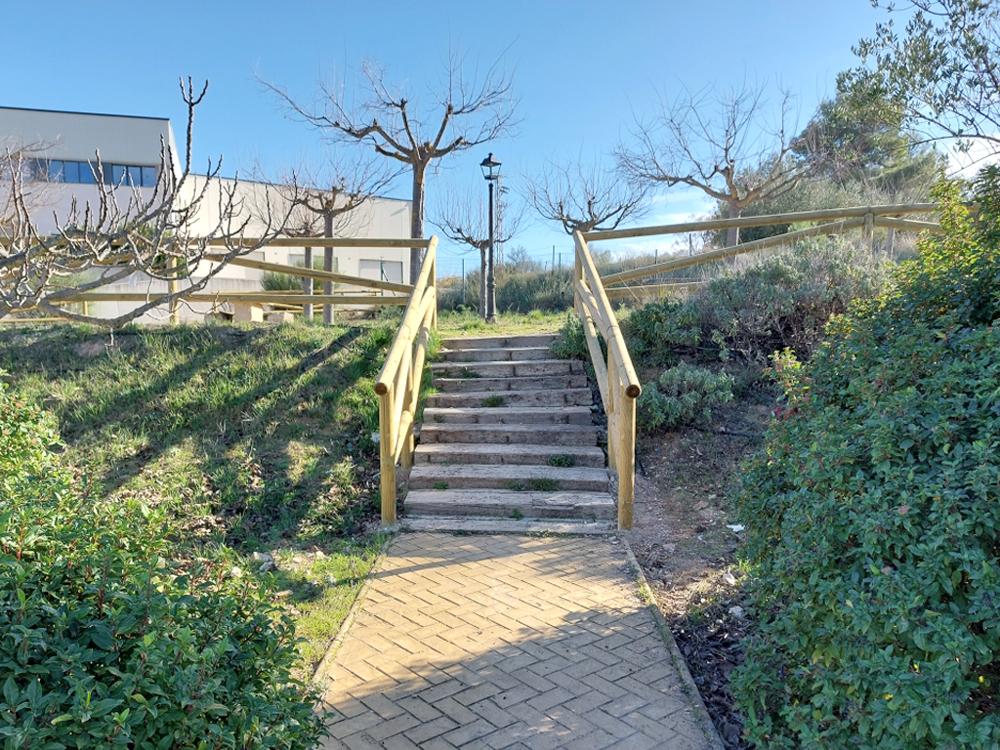 Escaleras de madera en parque