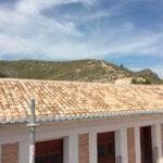 Tejado del santuario después de la rehabilitación con vista de montaña al fondo