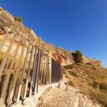 Valla metálica limitando zona en montaña