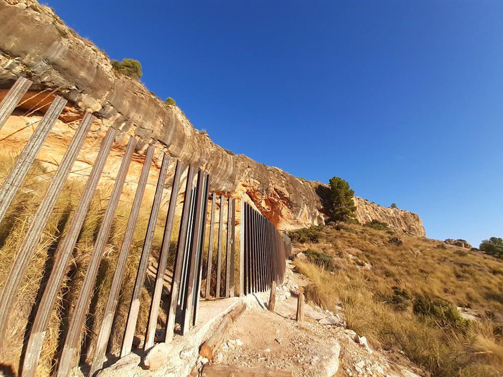 Valla metálica limitando zona en montaña