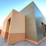 Lateral de edificio de gimnasio de colegio, de estilo moderno