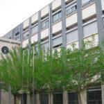 Fachada del instituto con varios árboles delante