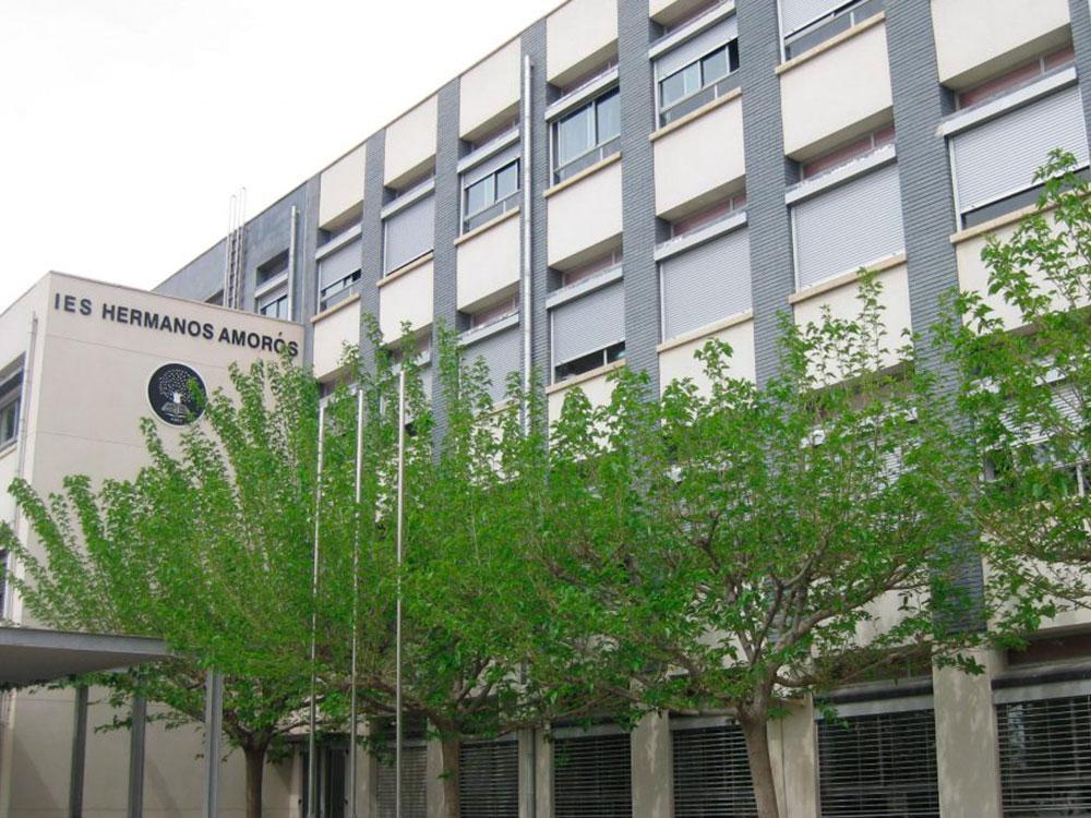 Fachada del instituto con varios árboles delante