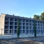 Vista frontal de edificio de nichos en cementerio
