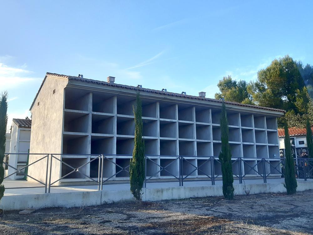 Vista frontal de edificio de nichos en cementerio