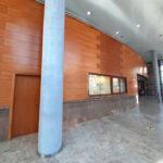 Recibidor de entrada a edificio de oficinas, con columnas y techo alto