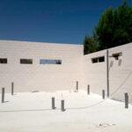 Pequeña nave en construcción, dos paredes de ladrillos sin techo