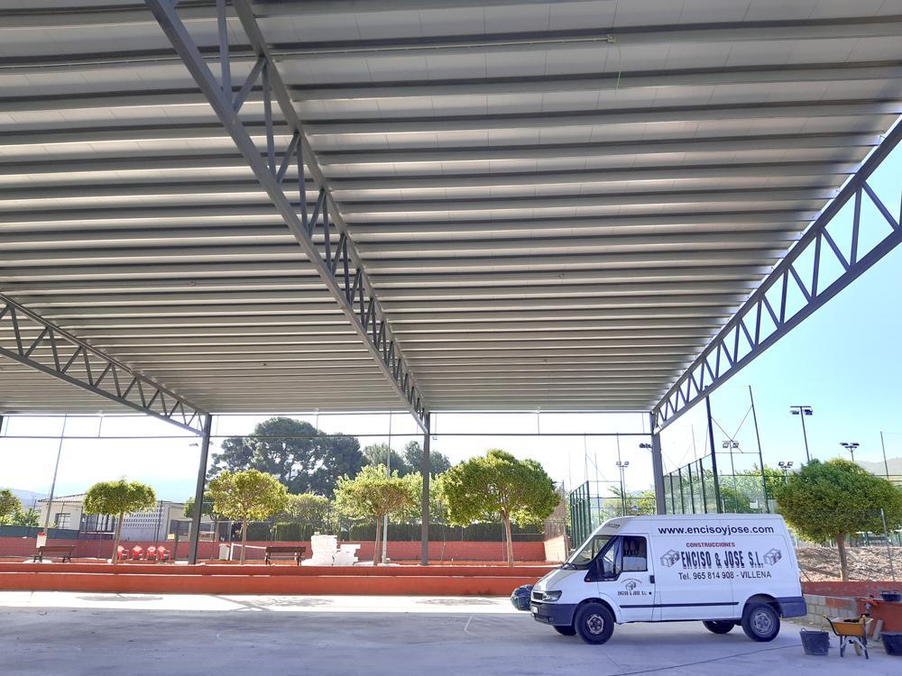 Vista de la pista con la cubrición y zona de árboles al fondo