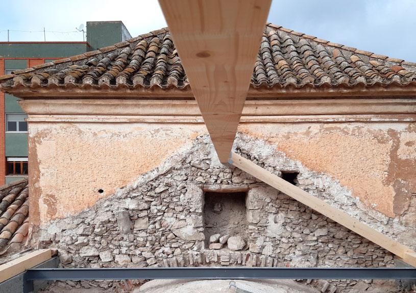 Tejado de una iglesia en rehabilitación, se ven las vigas de madera